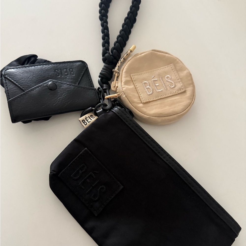 Beis, the sport wristlet set, minimal use